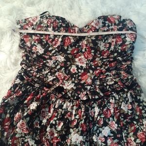 WOMENS SLEEVELESS RUFFLED STRETCHY DRESS HAS CUT OUTS ON AB AREA. SZ LARGE